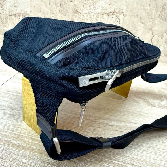 LOUIS VUITTON Black Damier Geant
Archer Waist Bag Unisex - Picture 6 of 10